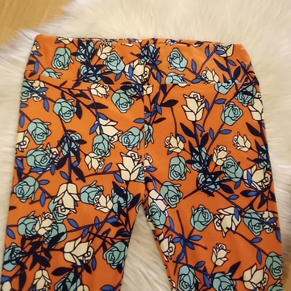 LulaRoe Rose 🌹 Printed Leggings- T&C-#1557+ - Picture 2 of 10